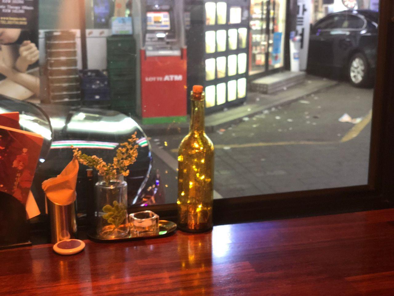 裝飾酒瓶和氛圍柔和的室內設計，今日葡萄酒酒吧的精緻擺設。